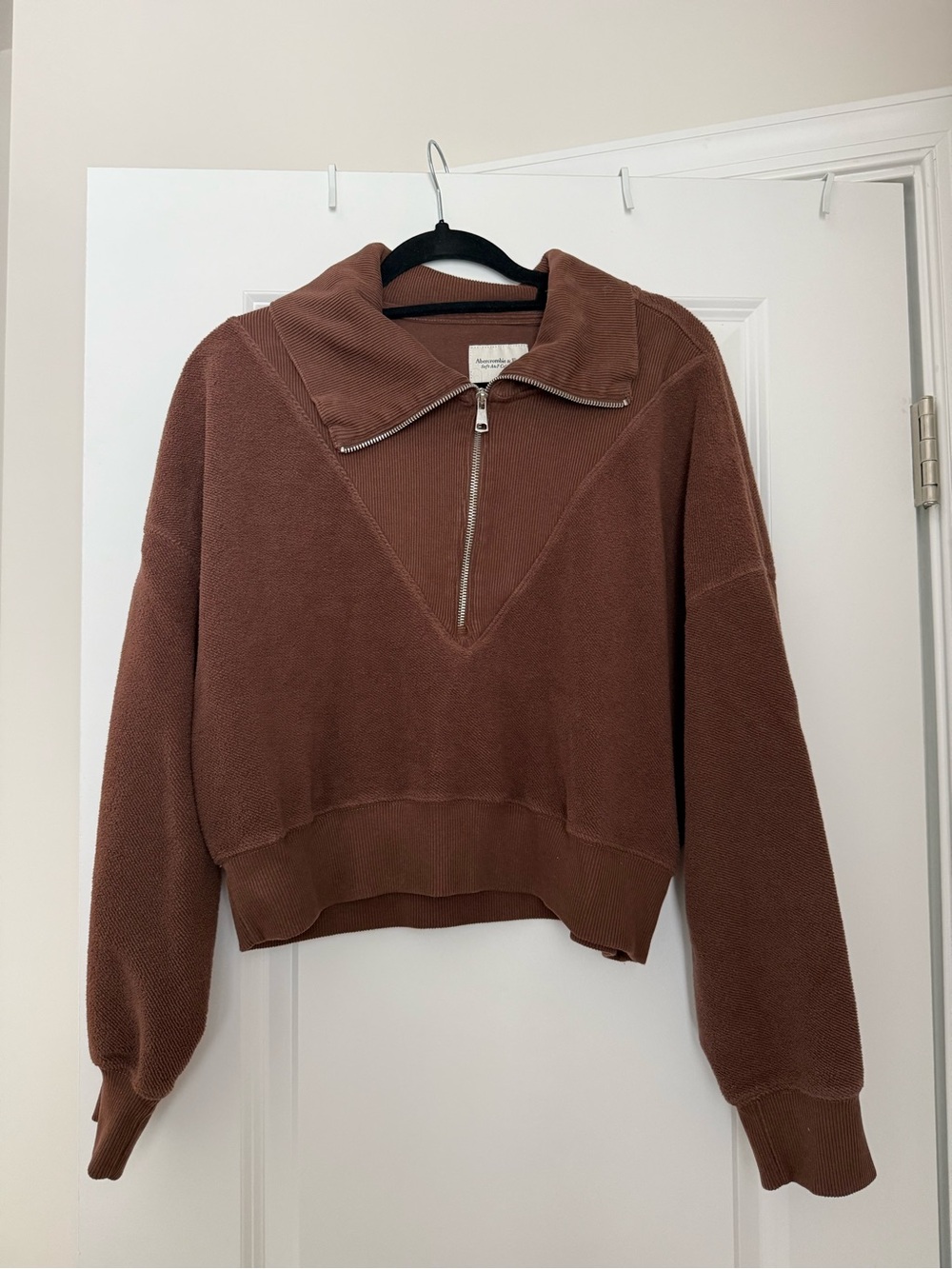 Abercrombie & Fitch Cropped Half-Zip Turtleneck Sweater in Chocolate